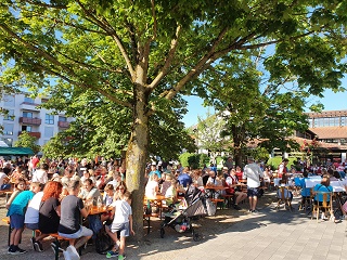 Foto der begeisterten G&auml;ste bei der Sonnwendfeier